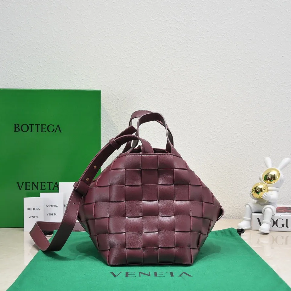Batch 2600 BottegaVeneta What can be packed in the new bowling bag? Have you got the new bowling bag? Super large capacity ~ The key is low-key, simple and casual style ~ the fashion sense is not reduced at all. It combines BV's classic woven elements and can also be used for computers. The length of the shoulder straps can be adjusted. It is suitable for tall girls to carry. Boys also have a sunny back☀️ Style number: 7466# Size: 28*21*16